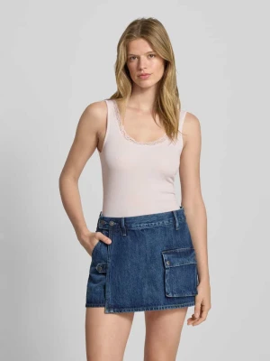 Top na ramiączkach z prążkowaniem i obszyciem z koronki Gina Tricot