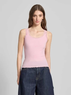 Top o kroju regular fit z dołem obszytym falbaną model ‘SARA’ Only