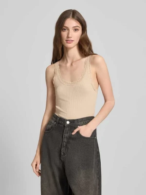Top o kroju regular fit z dołem obszytym falbaną model ‘SARA’ Only
