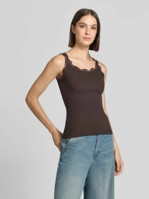 Top o kroju slim fit z czystej bawełny z obszyciem koronką Rich & Royal Czekoladowy