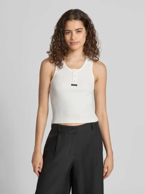 Top o kroju slim fit z mieszanki bawełny z nadrukiem z logo Karo Kauer Złamany biały