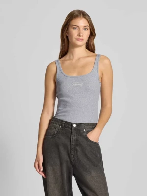 Top o kroju slim fit z prążkowaniem i wyhaftowanym logo Guess Jeans
