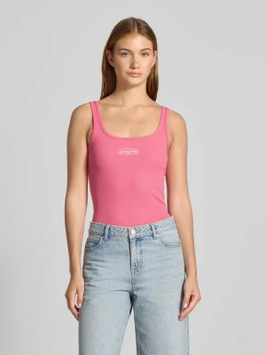 Top o kroju slim fit z prążkowaniem i wyhaftowanym logo Guess Jeans