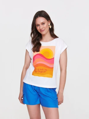 Top o prostym kroju z nadrukiem Top Secret