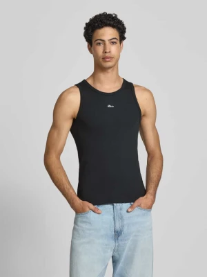 Top w efekcie prążkowania z wyhaftowanym logo BLKVIS