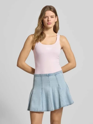 Top w efekcie prążkowania z wyhaftowanym logo Guess Jeans