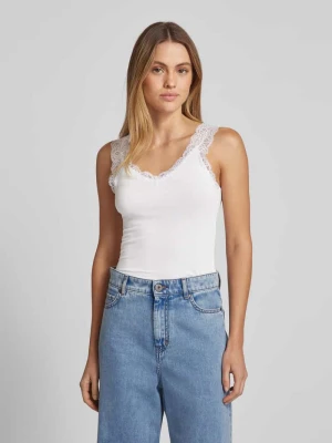 Top o kroju slim fit z obszyciem koronką model ‘PCBARBERA’ Pieces