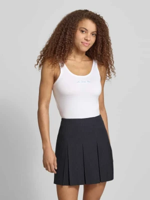 Top z okrągłym dekoltem i haftem REVIEW