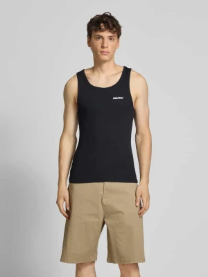 Top z prążkowaniem i wyhaftowanym logo REVIEW