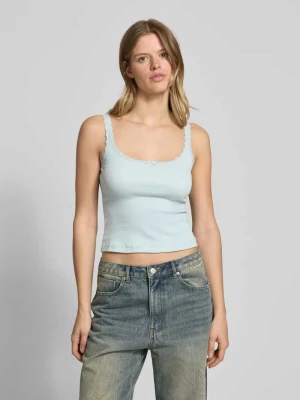 Top z wiązanym detalem Review