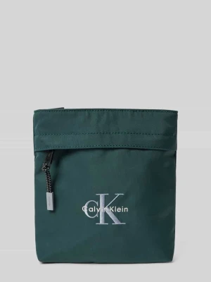 Torba na długim pasku z wyhaftowanym logo CK Calvin Klein