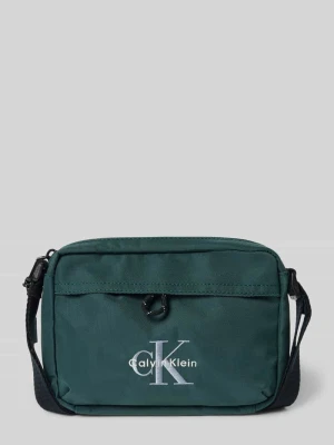 Torba na długim pasku z wyhaftowanym logo CK Calvin Klein