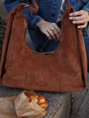 Torebka damska hobo z zamszu ekologicznego jasnobrązowa Puccini