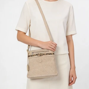 Torebka damska Rieker, z tekstylnego materiału o plecionej strukturze z regulowanym paskiem na ramię praktyczną kieszenią z przodu i lekką wygodną fo