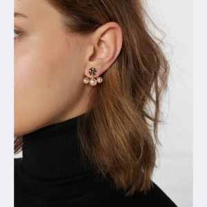 TORY BURCH Kolczyki Kira Pearl Front-Back