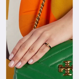 TORY BURCH Pierścionek Kira Enamel