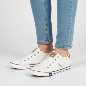 Trampki damskie Mustang, cholewka z materiału wsuwana konstrukcja z elastycznymi wstawkami klasyczna forma niska podeszwa zapewniająca komfort na co