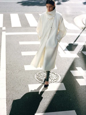 Trencz oversize z kołnierzem kominowym i paskiem kremowy / écru - Kobieta - - MANGO