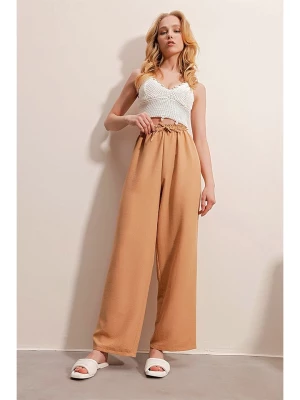 Trend Alacati Spodnie w kolorze jasnobrązowym rozmiar: XL