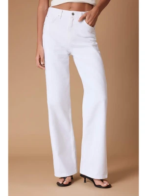 trendyol Dżinsy - Comfort fit - w kolorze białym rozmiar: 40