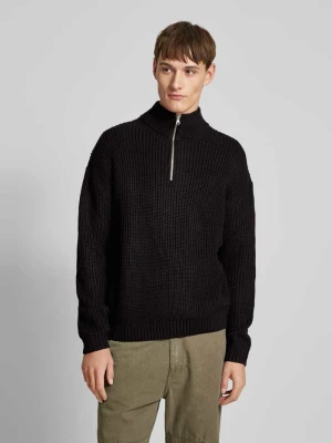 Troyer z prążkowanymi wykończeniami REVIEW