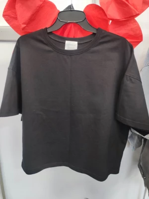 Tshirt typu oversize w kolorze TOTALLY BLACK - ONLY -S Marsala