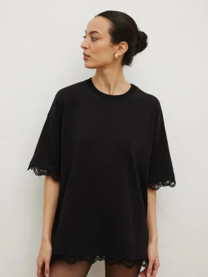 Zdjęcie produktu Tshirt typu oversize z KORONKĄ w kolorze BLACK- MIDNIGHT-M/L Marsala