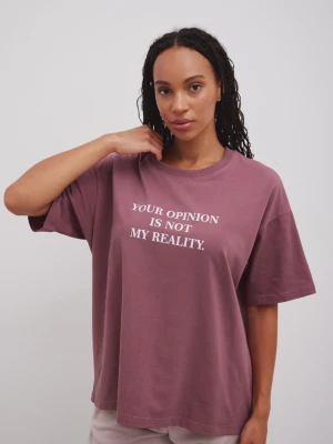 Tshirt typu oversize z NADRUKIEM w kolorze DUSTY PLUM - QUOTES OPINION-UNI Marsala