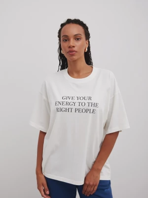 Tshirt typu oversize z NADRUKIEM w kolorze ECRU- QUOTES ENERGY-UNI Marsala