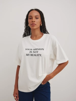 Tshirt typu oversize z NADRUKIEM w kolorze ECRU - QUOTES OPINION-UNI Marsala
