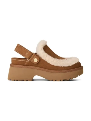 UGG klapki zamszowe Esmee Clog damskie kolor brązowy na platformie 1173331.CHE