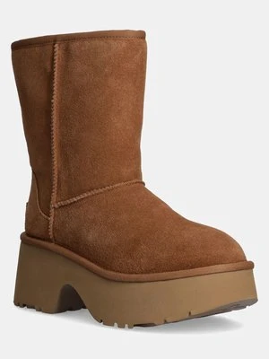 UGG śniegowce zamszowe Classic Short New Heights damskie kolor brązowy na platformie ocieplone 1158310-CHE