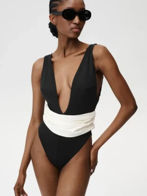 Undress Code jednoczęściowy strój kąpielowy Aura Swimsuit kolor czarny miękka miseczka 937