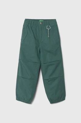 United Colors of Benetton spodnie bawełniane dziecięce kolor zielony gładkie
