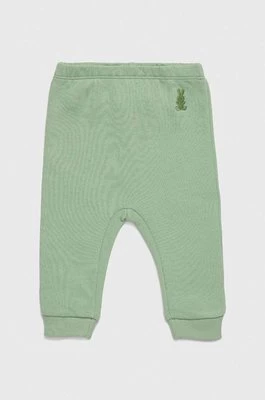 United Colors of Benetton spodnie bawełniane niemowlęce kolor zielony gładkie