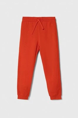 United Colors of Benetton spodnie dresowe bawełniane dziecięce kolor czerwony gładkie