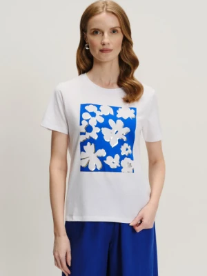 Uniwersalny biały top z niebieską grafiką Greenpoint