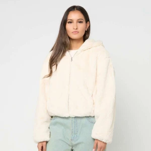 Urban Classics Ladies Full Zip Faux Fur Hoodie kobiety Bomberki beż rozmiar Odzież