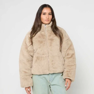 Urban Classics Ladies Short Faux Fur Puffer Jacket kobiety Kurtki puchowe beż rozmiar Odzież