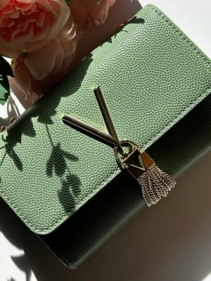 VALENTINO Mała zielona kopertówka Divina Pochette Valentino by Mario Valentino