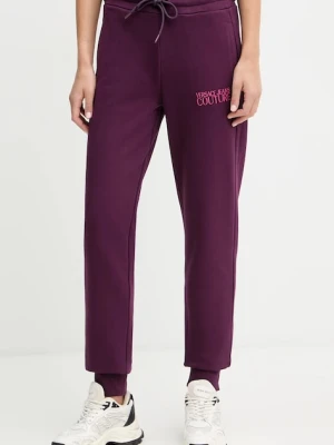 Versace Jeans Couture spodnie dresowe bawełniane damskie kolor bordowy z aplikacją 79HAAT06 CF01T
