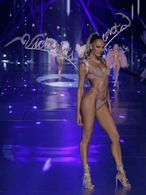Very Sexy Biustonosz z nisko wyciętymi miseczkami Sheer Shine Demi Victoria's Secret