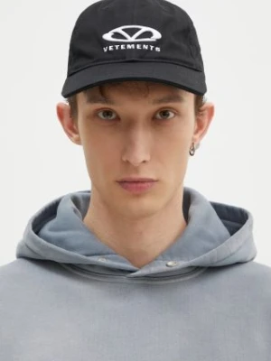 VETEMENTS czapka z daszkiem bawełniana Oval Logo kolor czarny z aplikacją UA66CA100B