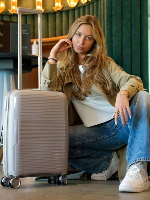 Walizka kabinowa z zamkiem szyfrowym z polipropylenu beżowa Puccini