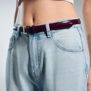 Wąski pasek ze srebrną klamrą bordowy House