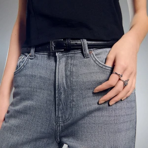 Wąski pasek ze srebrną klamrą czarny House