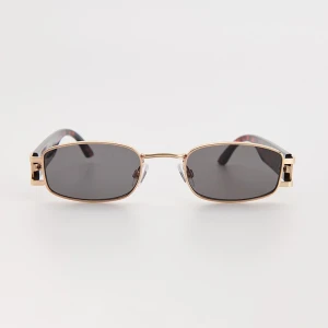 Zdjęcie produktu Wąskie okulary przeciwsłoneczne z szylkretowymi zausznikami House