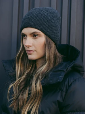 WEŁNIANA CZAPKA DELIA CIEMNO SZARA One size - Flawless