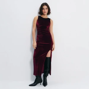 Welurowa sukienka midi bodycone z rozcięciem na nodze bordowa House