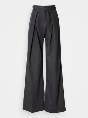 Wide leg Boss
